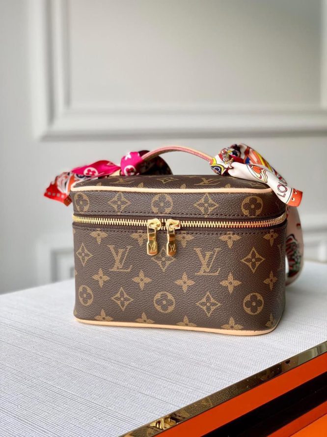 louis vuitton-meakup-bag