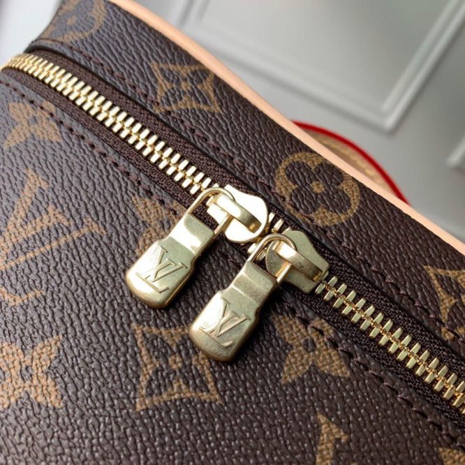 louis vuitton-meakup-bag