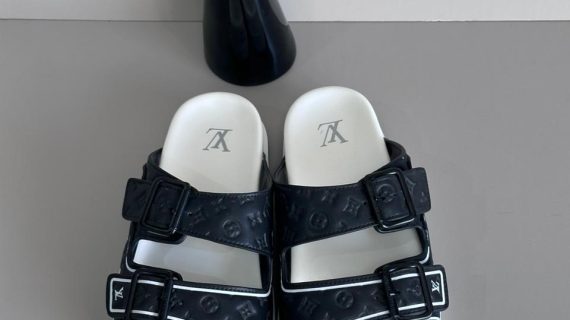 LOUIS- VUITTON- Slippers