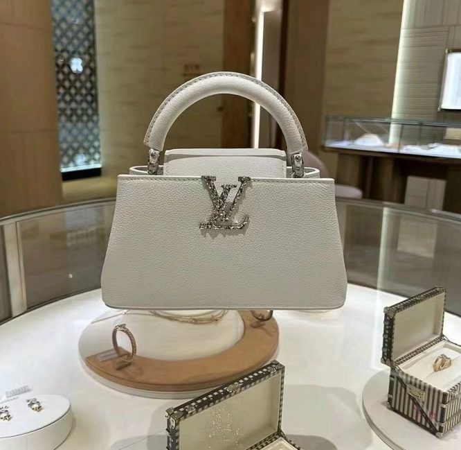 LOUIS VUITTON - CAPUCINES