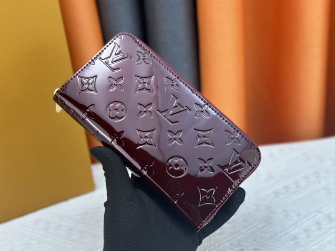 LOUIS VUITTON -WALLET