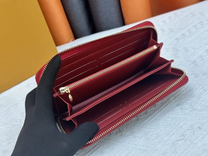 LOUIS VUITTON -WALLET