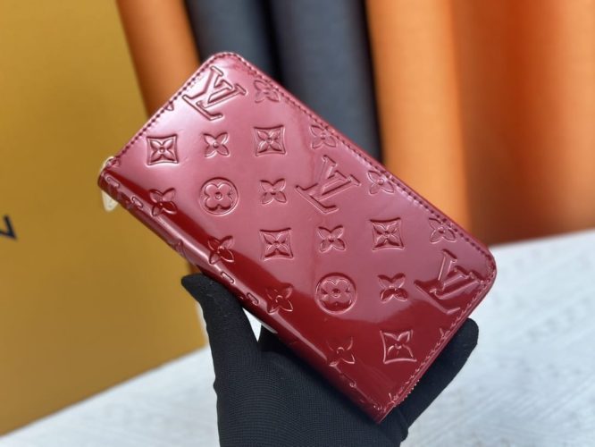 LOUIS VUITTON -WALLET