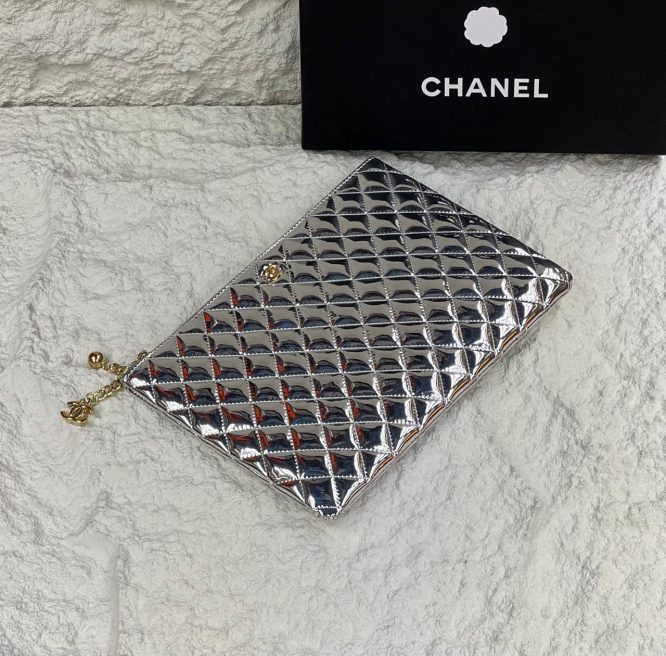 CHANEL - CLUTCH