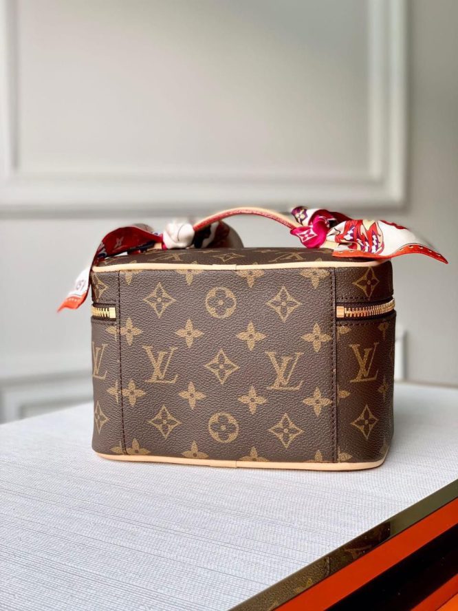 louis vuitton-meakup bag