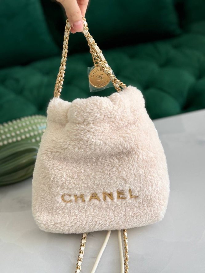 CHANEL 22 -SHEARLING