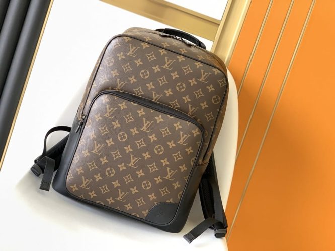 LOUIS VUITTON -BACKPACK