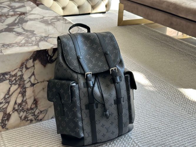 LOUIS VUITTON -BACKPACK