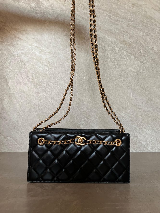 CHANEL CLUTCH SHINY LAMBSKIN & GOLD-TONE -METAL