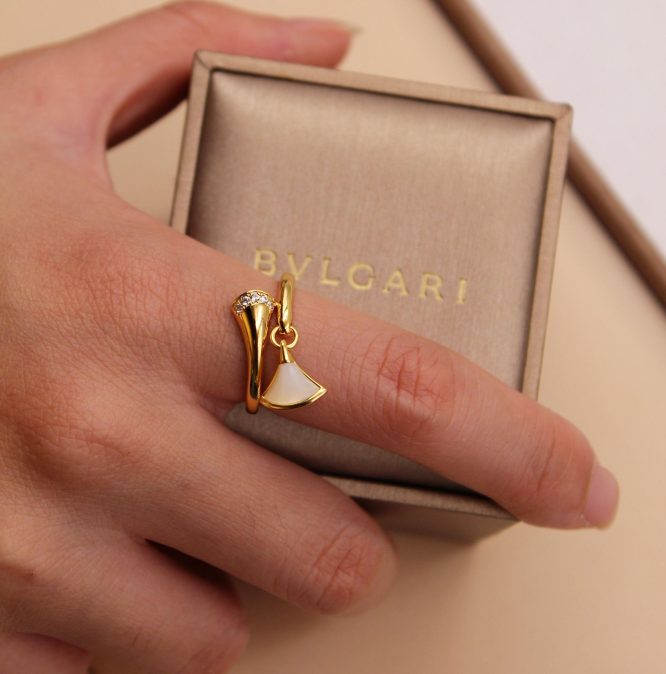 BVLGARI  - Diva Mother pearl hanging Ring