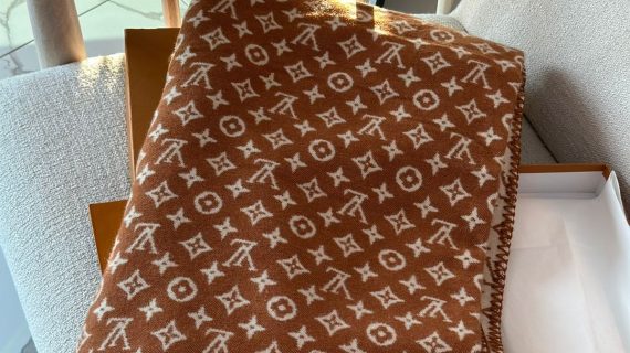 LOUIS VUITTON -SCARF