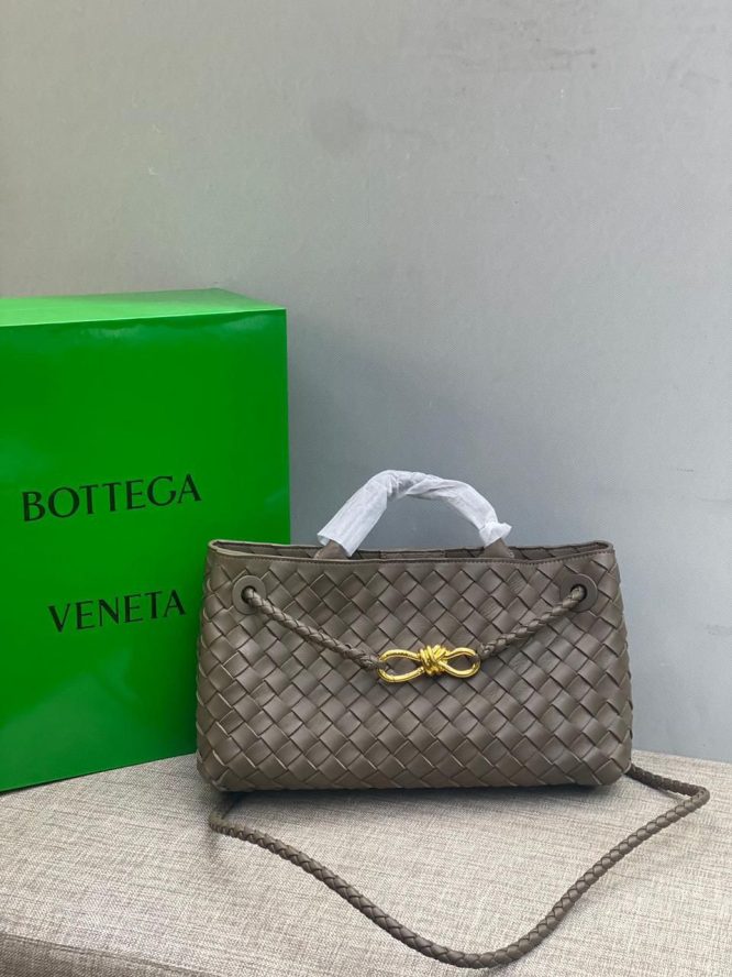 BOTTEGA VENETA -Andiamo Medium leather tote bag