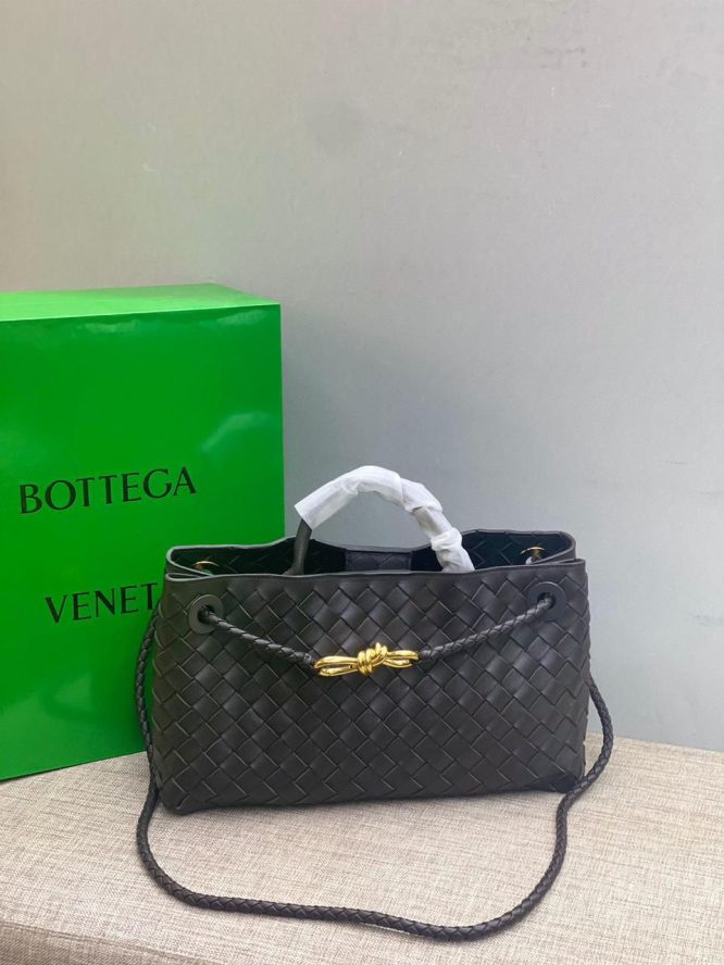 BOTTEGA VENETA -Andiamo Medium leather tote bag