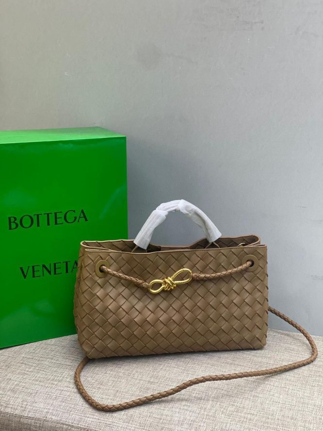 BOTTEGA VENETA -Andiamo Medium leather tote bag