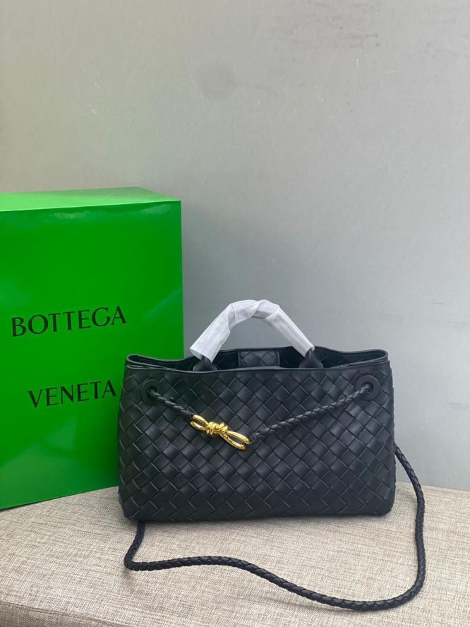 BOTTEGA VENETA -Andiamo Medium leather tote bag