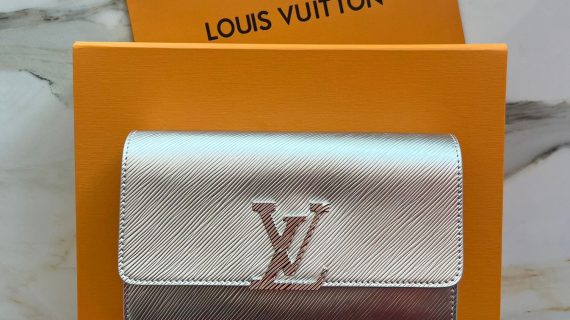 Louis Vuitton -Capucines Compact