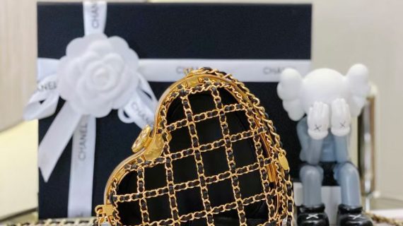 CHANEL -HEART- MINAUDIERE -BAG -LIMITED EDITION