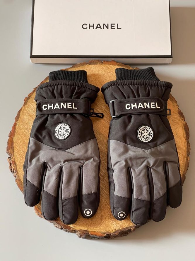 CHANEL-SKI GLOVES