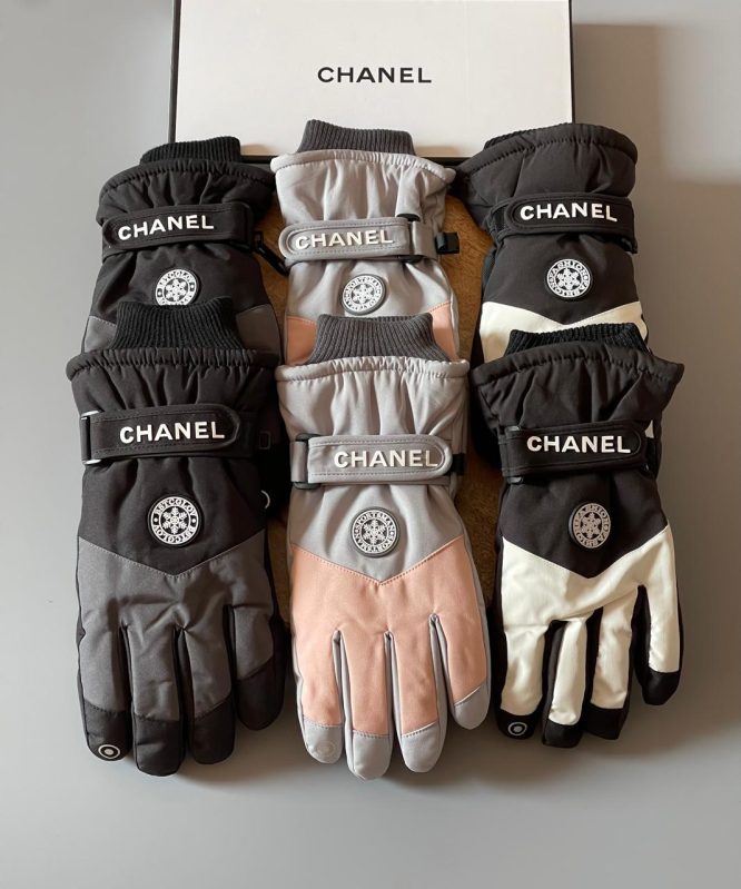 CHANEL-SKI GLOVES