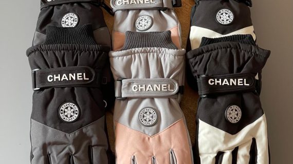 CHANEL-SKI GLOVES