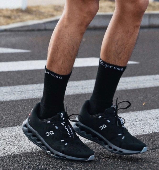 ON- RUNNING CIOUDSURFER-BLACK