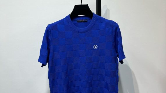 LOUIS VUITTON-T-SHIRT WITH EMBOSSED CHECKERED  -PATTERN IN JACQUARD SILK