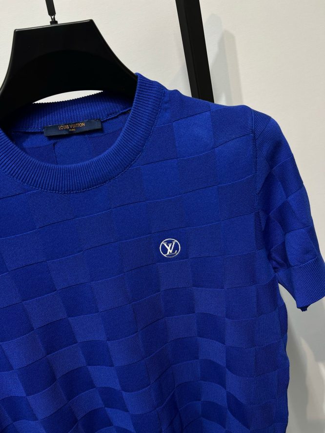 LOUIS VUITTON-T-SHIRT WITH EMBOSSED CHECKERED  -PATTERN IN JACQUARD SILK