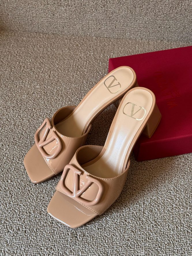 VALENTINO -SANDAL IN PELLE VERNICIATA CON FIRMA VLOGO