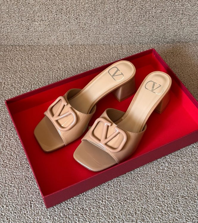 VALENTINO -SANDAL IN PELLE VERNICIATA CON FIRMA VLOGO