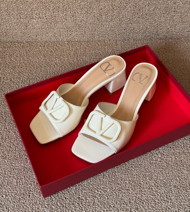 VALENTINO -SANDAL IN PELLE VERNICIATA CON FIRMA VLOGO