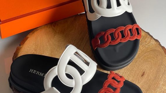 HERMÈS LUXURY SANDAL WITH ELEGANT DESIGN AND DISTINCTIVE STRAP.