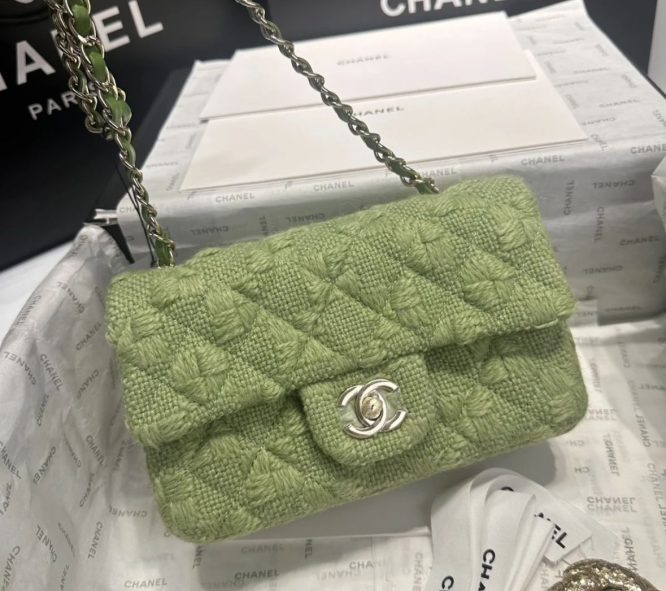 CHANEL-SHOULDER BAG- MADE OF WOOL WITH LUXURY GOLD CHAIN.