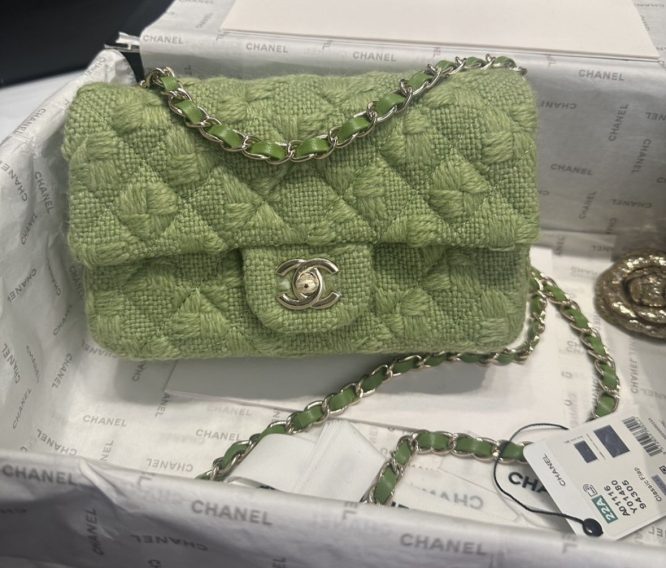 CHANEL-SHOULDER BAG- MADE OF WOOL WITH LUXURY GOLD CHAIN.