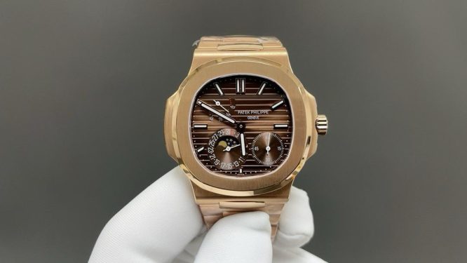 PATEK PHILIPPE- NAUTILUS- MEN