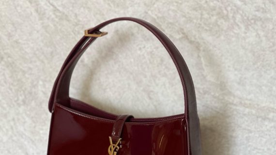 SAINT LAURENT-LE 5 À 7 IN PATENT LEATHER-BAG