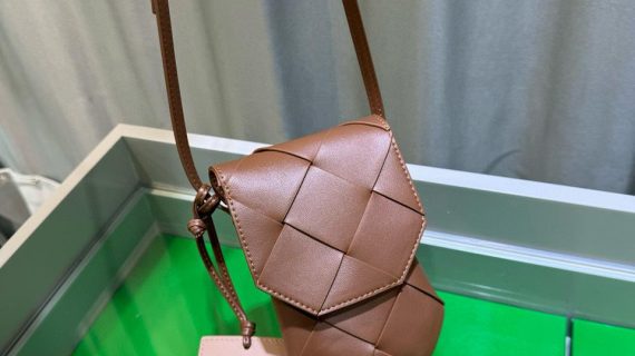 BOTTEGA-VENETA-INTRECCIATO-BAG-WOMEN