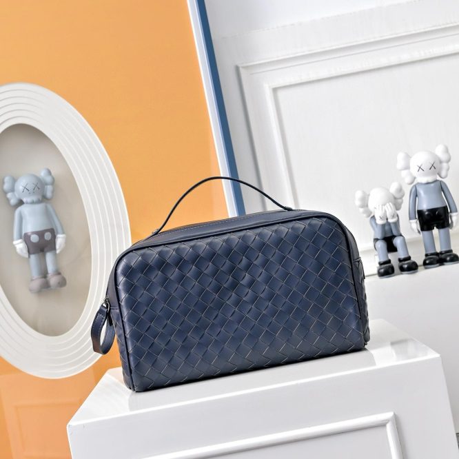 BOTTEGA VENETA WASH BAG
