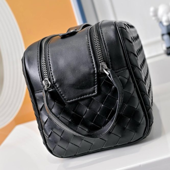 BOTTEGA VENETA WASH BAG