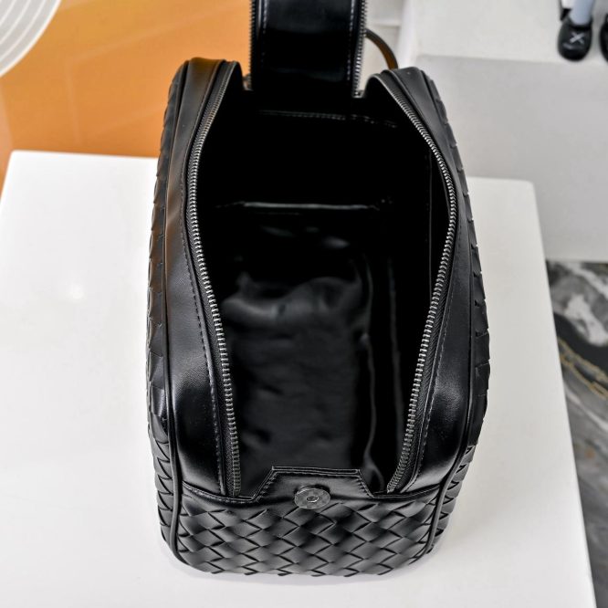 BOTTEGA VENETA WASH BAG