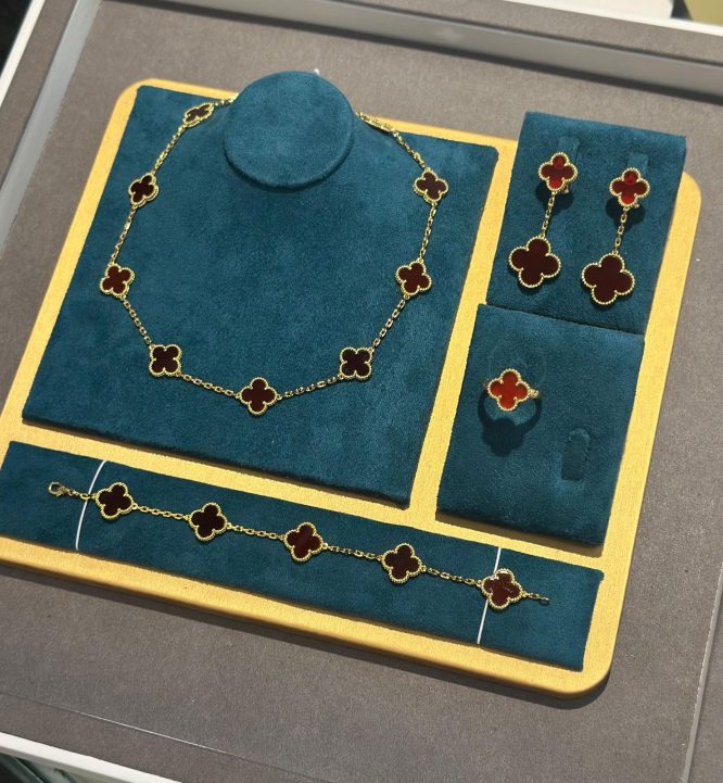 VAN-CLEEF-ARPELS-VINTAGE-ALHAMBRA-FULL-SET-WOMEN