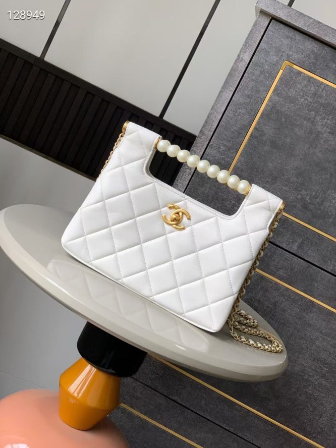 CHANEL-PEARL-CHAIN-BAG-WOMEN