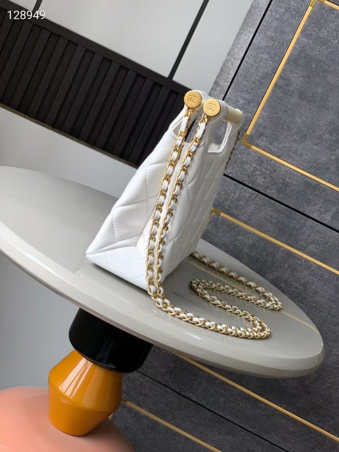 CHANEL-PEARL-CHAIN-BAG-WOMEN