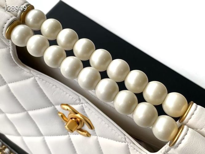 CHANEL-PEARL-CHAIN-BAG-WOMEN