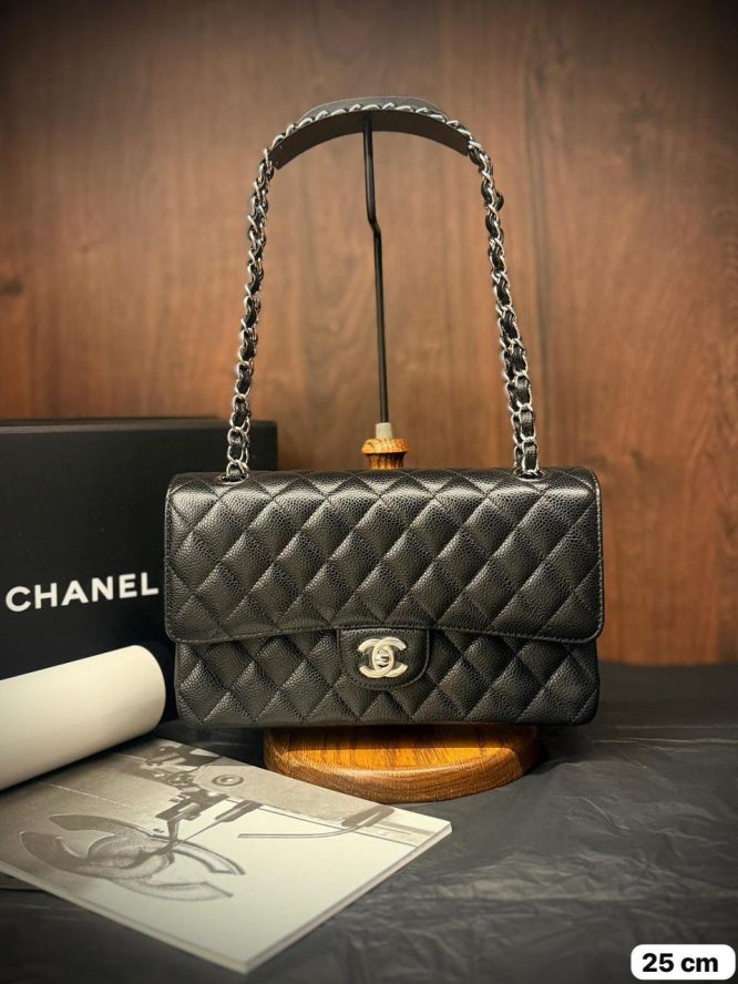 CHANEL-FLAP-BAG-WOMEN