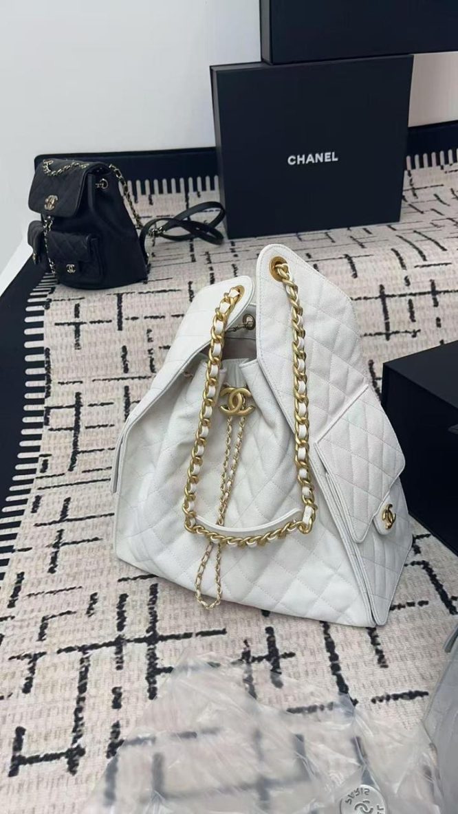 CHANEL-HOBO-BAG-WOMEN
