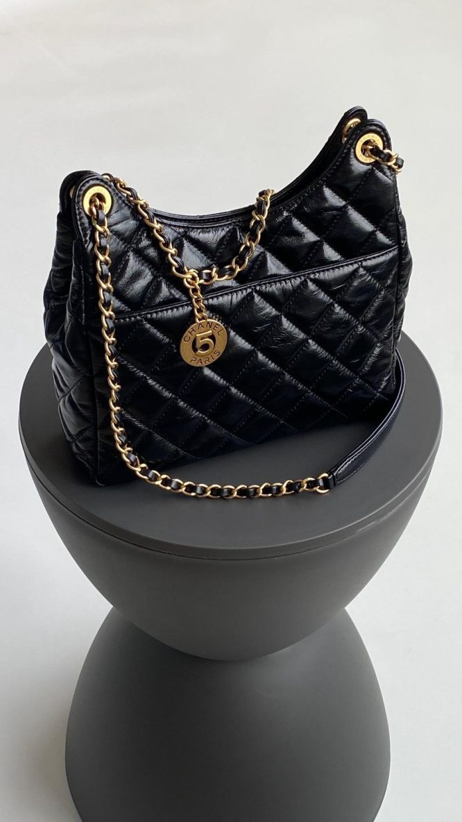 CHANEL-HOBO-BAG-WOMEN