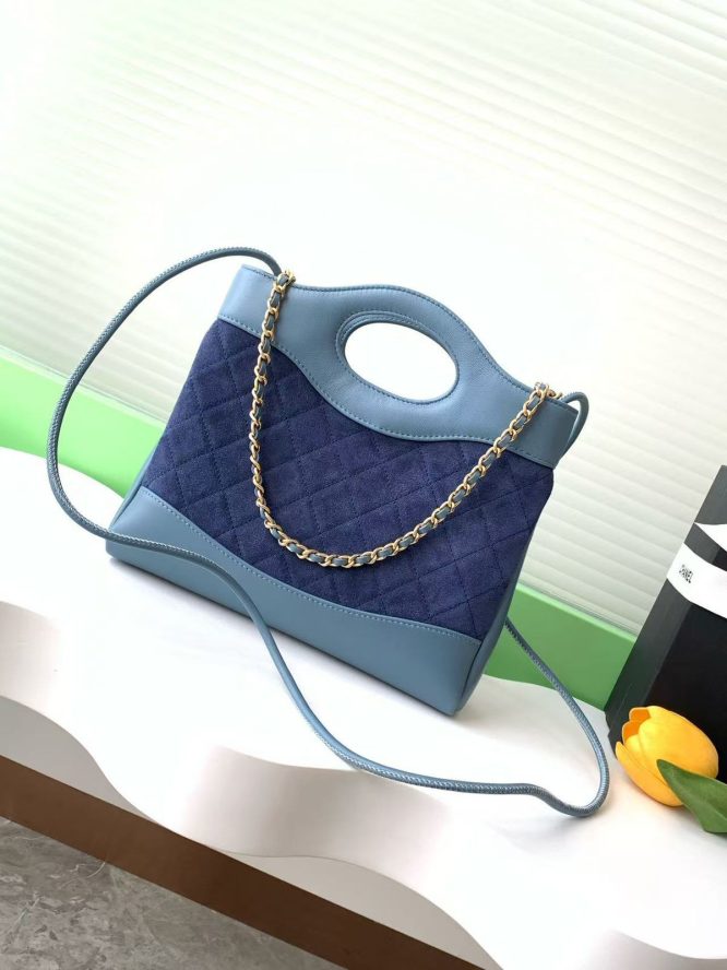 CHANEL-MINI-SHOPPING-BAG-WOMEN