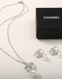 CHANEL-SET-PEARL-NECKLACE-EARRING-WOMEN