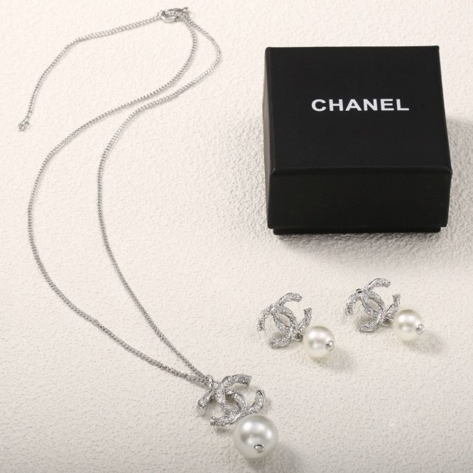 CHANEL-SET-PEARL-NECKLACE-EARRING-WOMEN