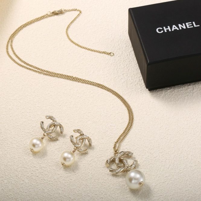 CHANEL-SET-PEARL-NECKLACE-EARRING-WOMEN